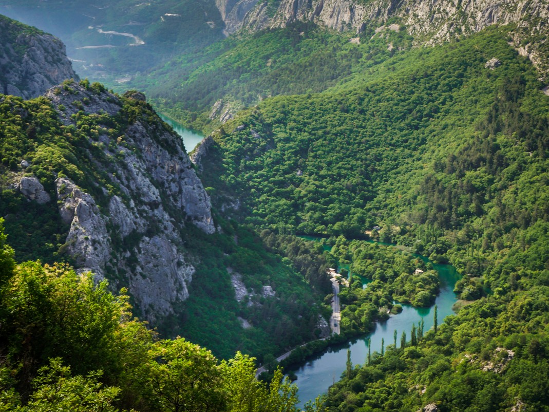 Omiš. Widok na kanion Cetiny z punktu widokowego na szlaku do Visuc Gradu. Atrakcje Omiša
