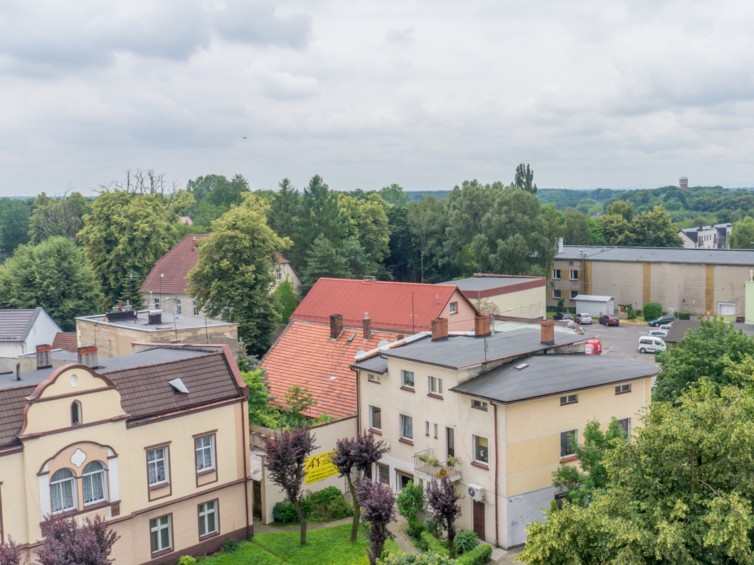 Krapkowice, widok z baszty. Po prawej, w oddali, wieża ciśnień